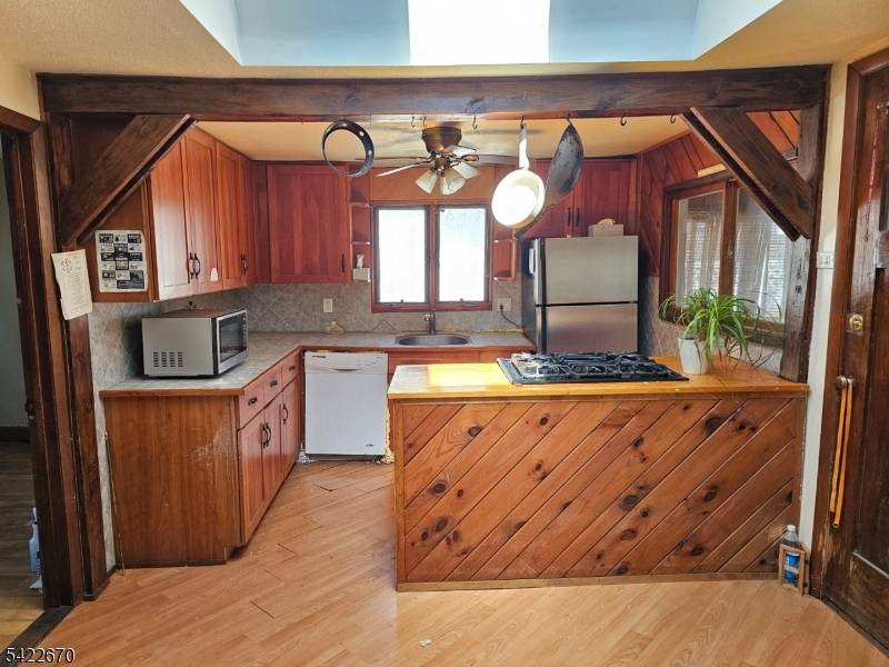 30 Riverside Dr, Oakland Boro, NJ 07436