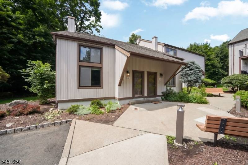 111 Alpine Ct, Stanhope Boro, NJ 07874