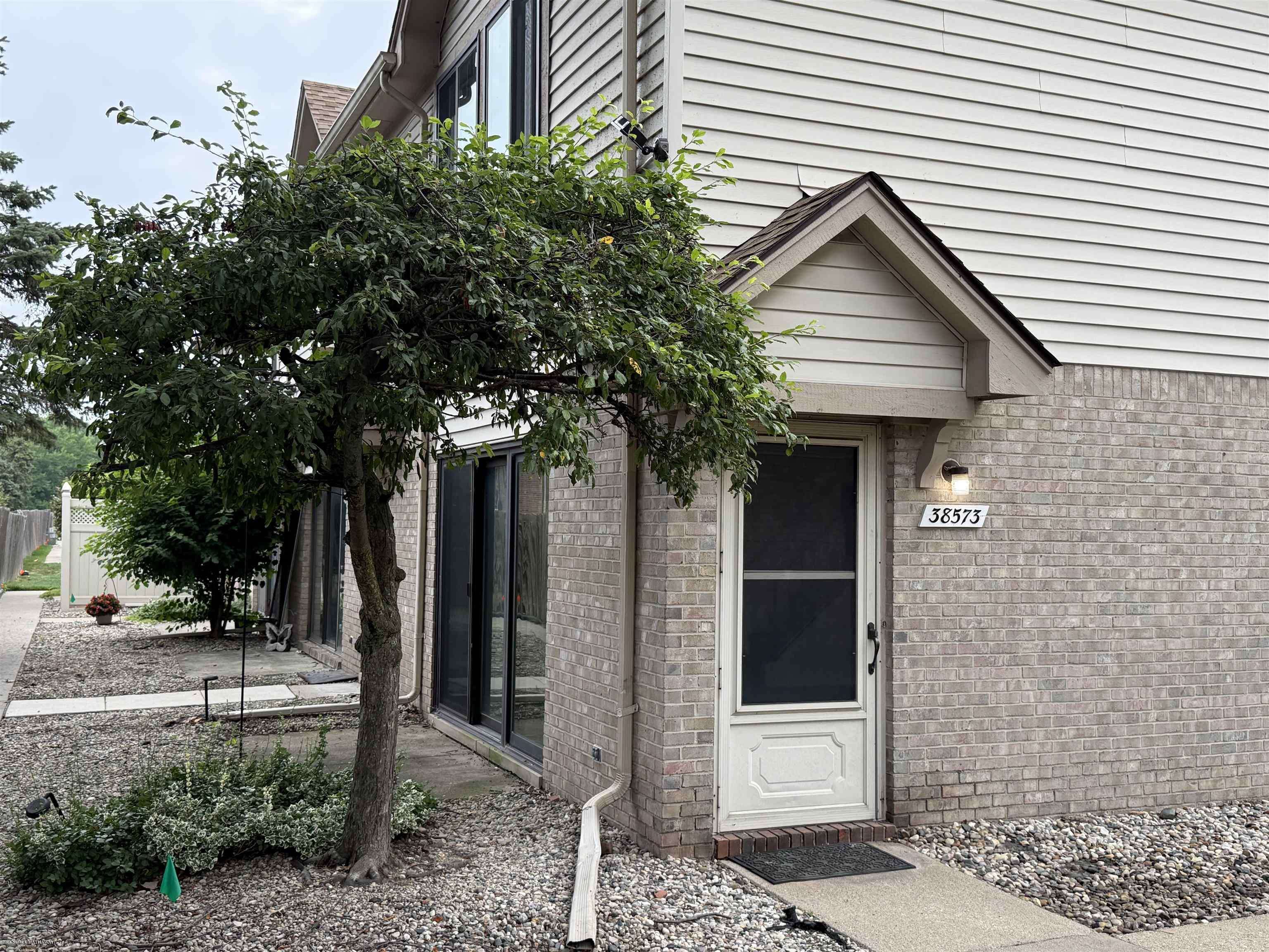 38573 Wellington DR, Clinton Twp, MI 48036