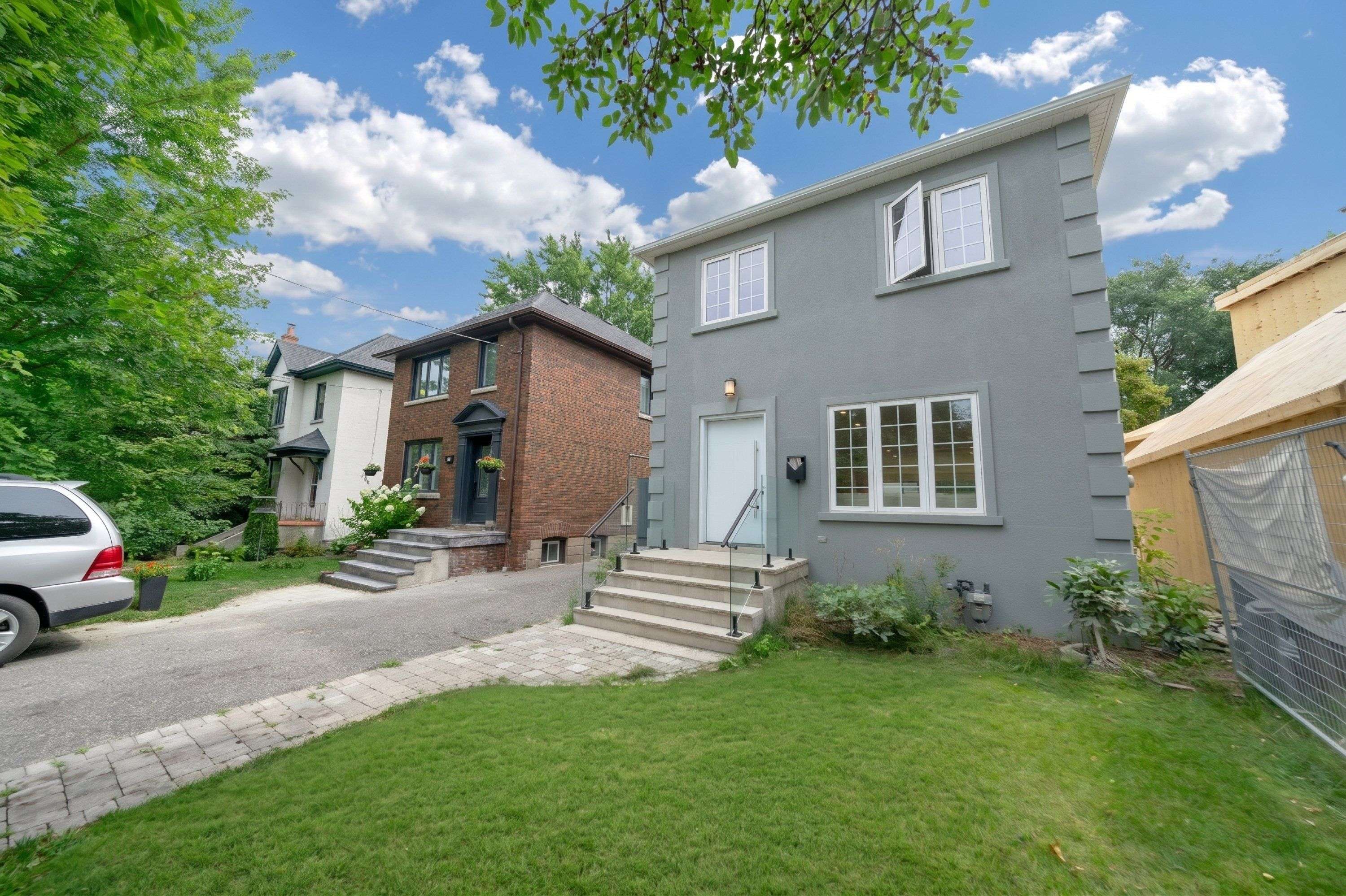207 Sutherland DR, Toronto C11, ON M4G 1J1