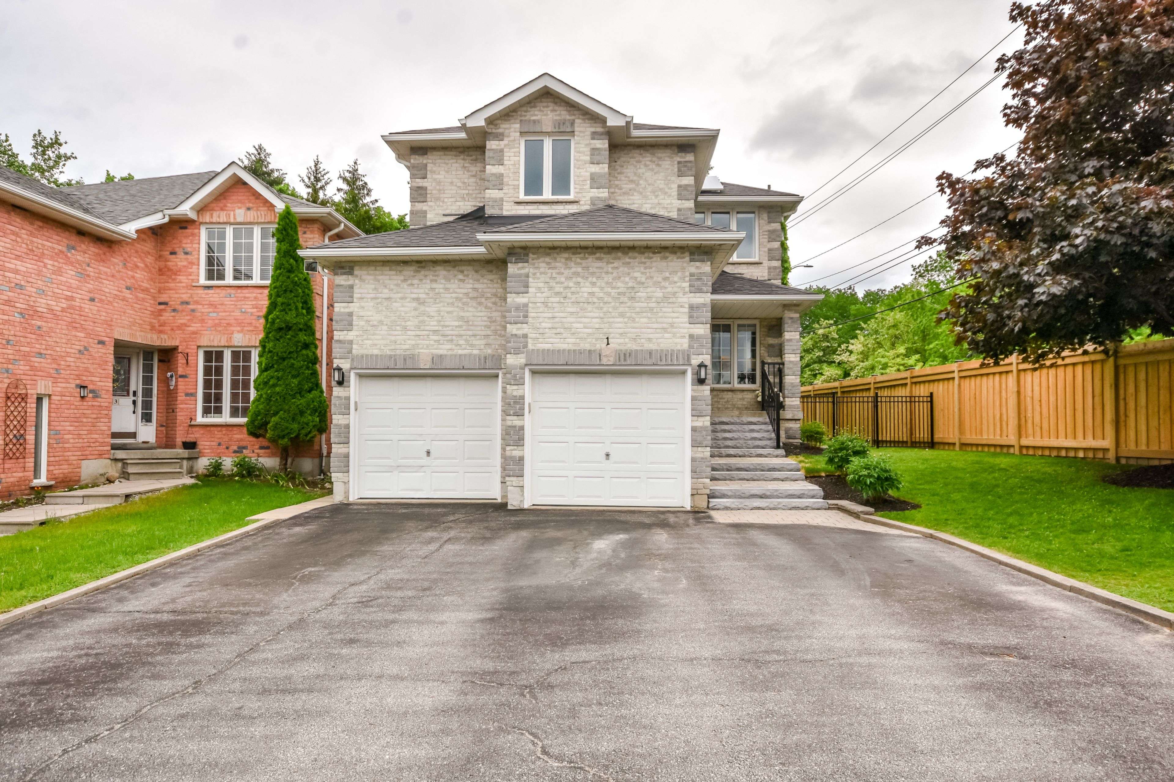 1 Hawkins DR, Barrie, ON L4N 0A5