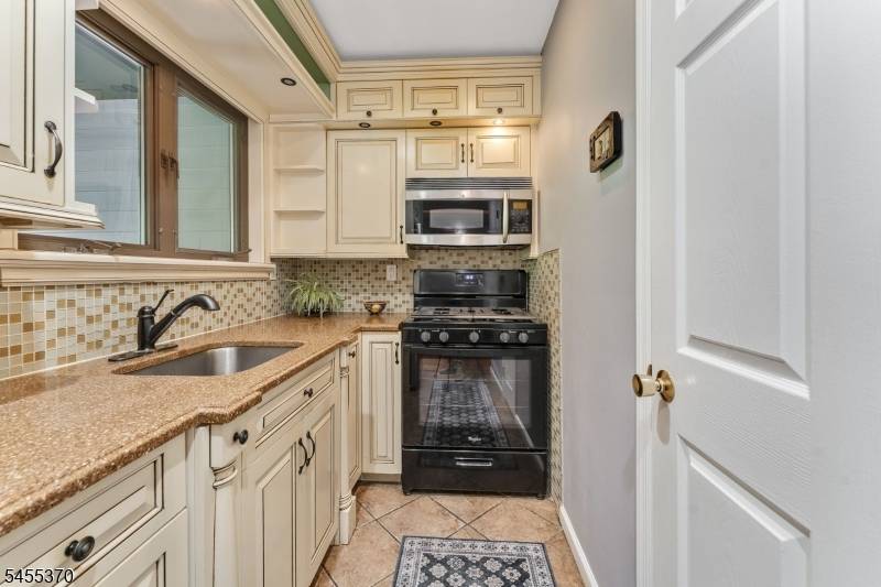 705 Clark Cir, Raritan Twp., NJ 08822
