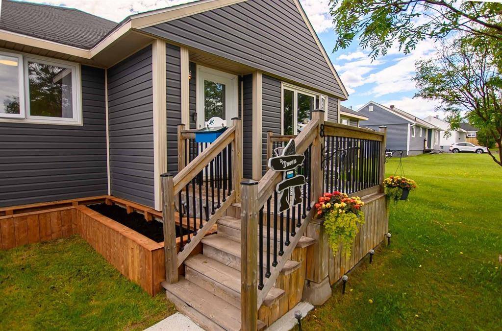 8 Pine Avenue, Labrador City, NL A2V1W9