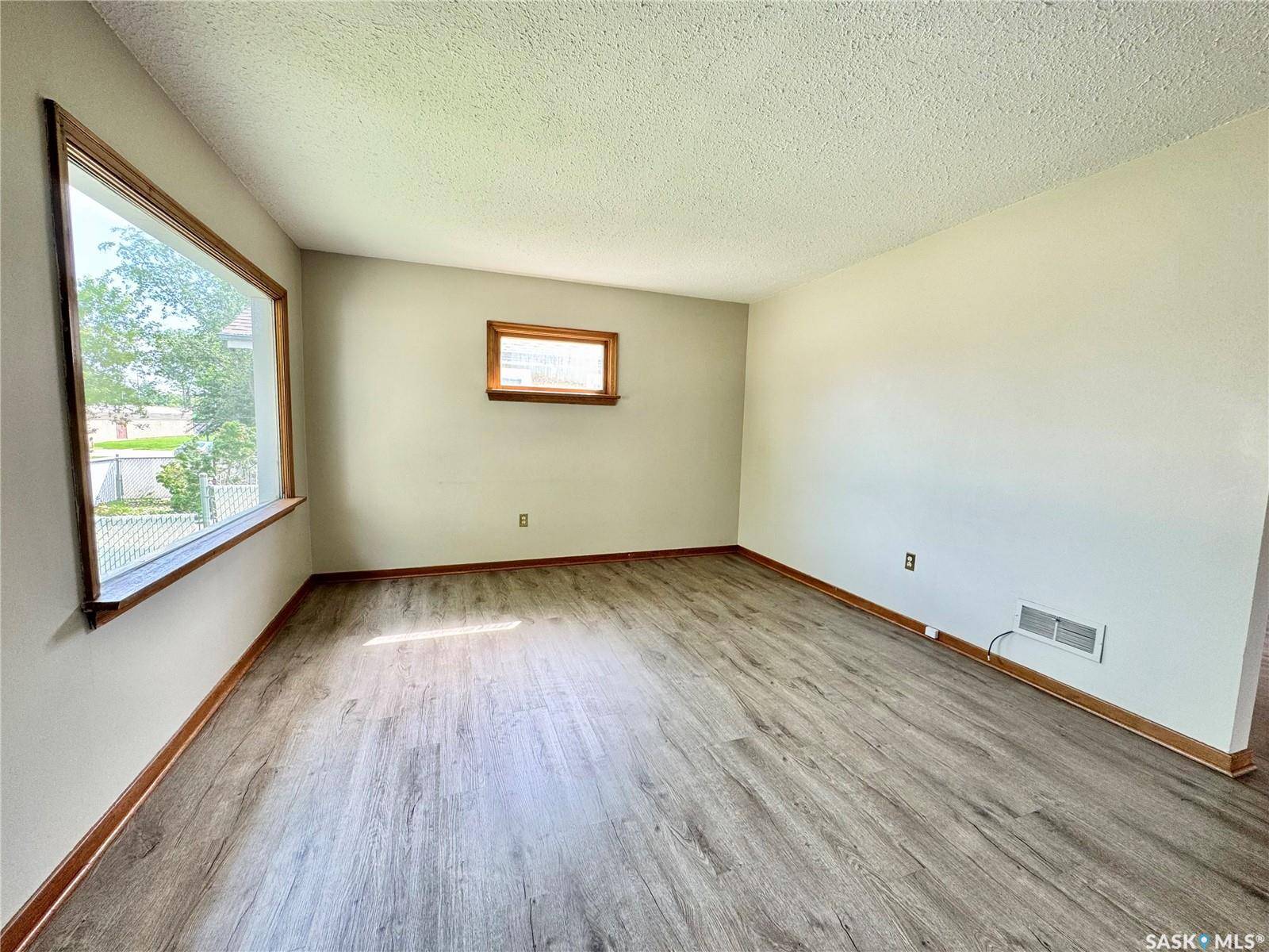 537 9th STREET E, Prince Albert, SK S6V 0Y4