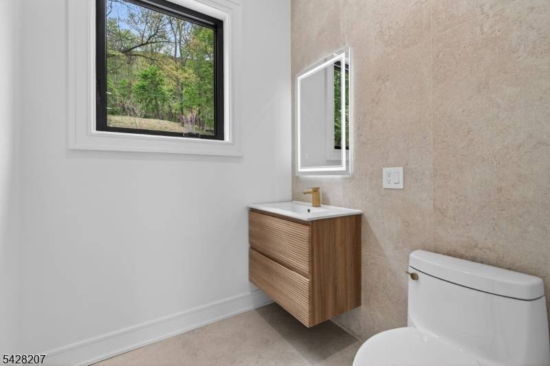 522 Valley Rd #2, Clifton City, NJ 07013