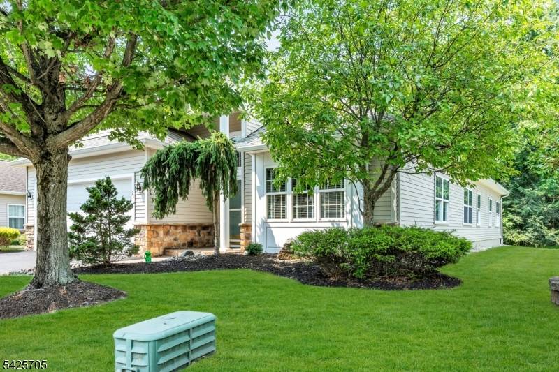 25 Daulton Dr, Franklin Twp., NJ 08873