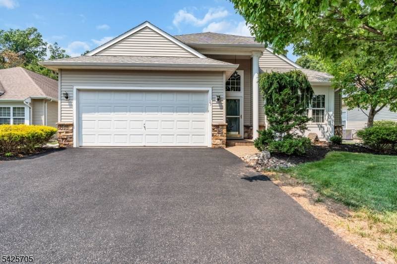 25 Daulton Dr, Franklin Twp., NJ 08873