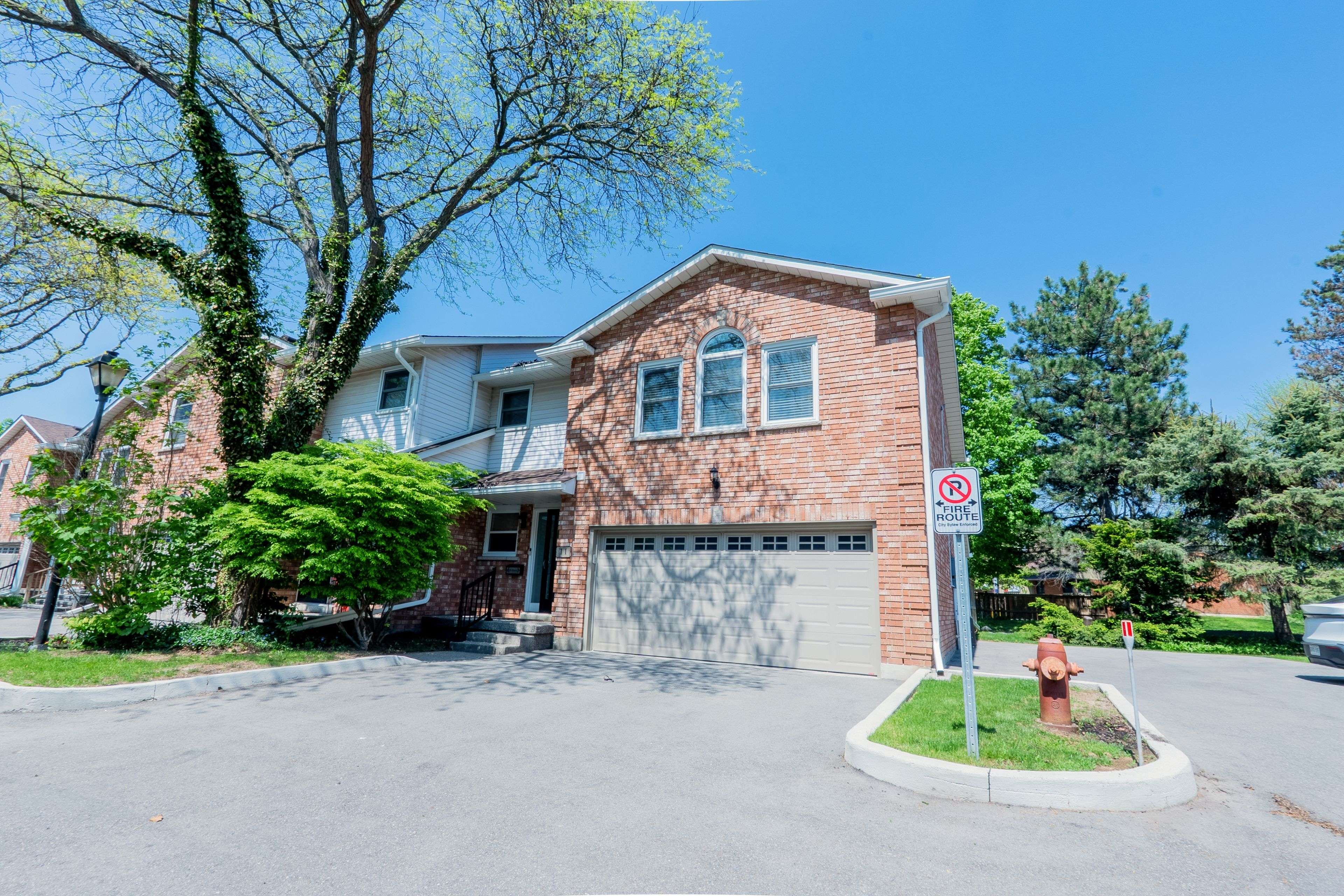 230 Meadowbrook DR #11, Hamilton, ON L9G 4V2