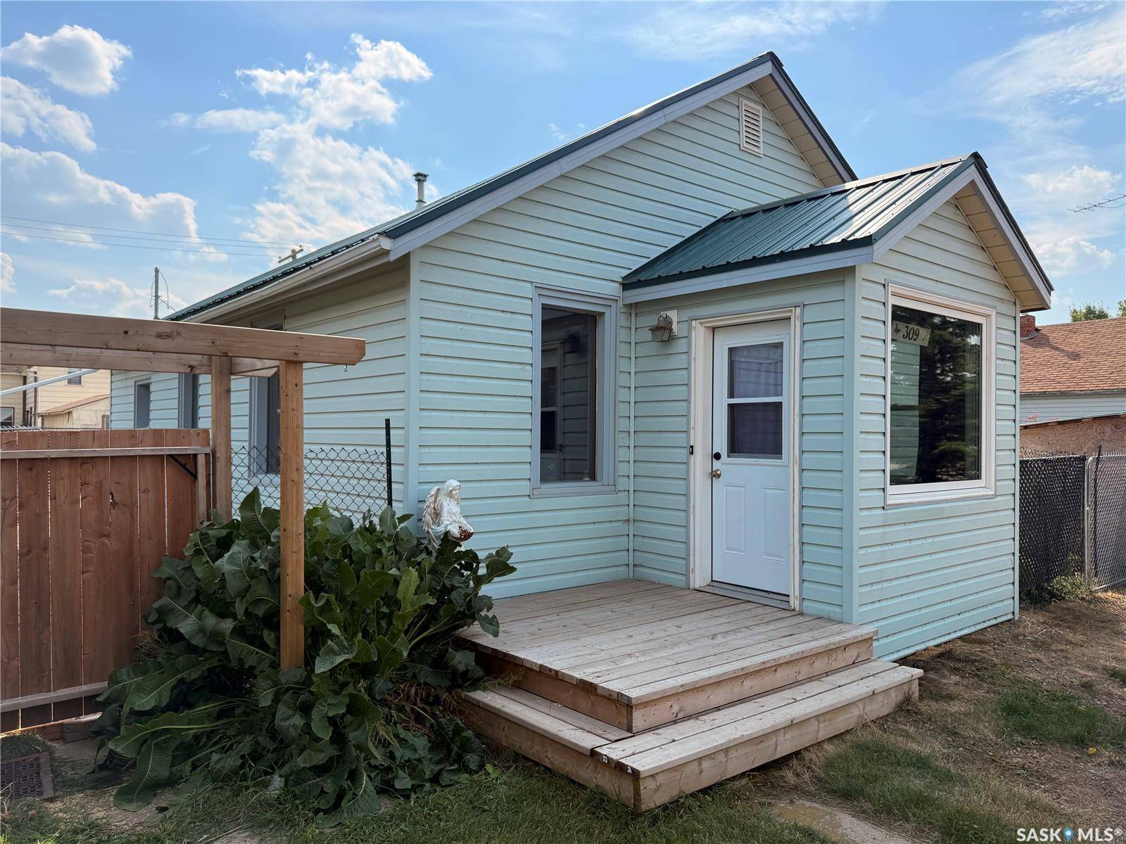309 Railway AVENUE W, Outlook, SK S0L 2N0