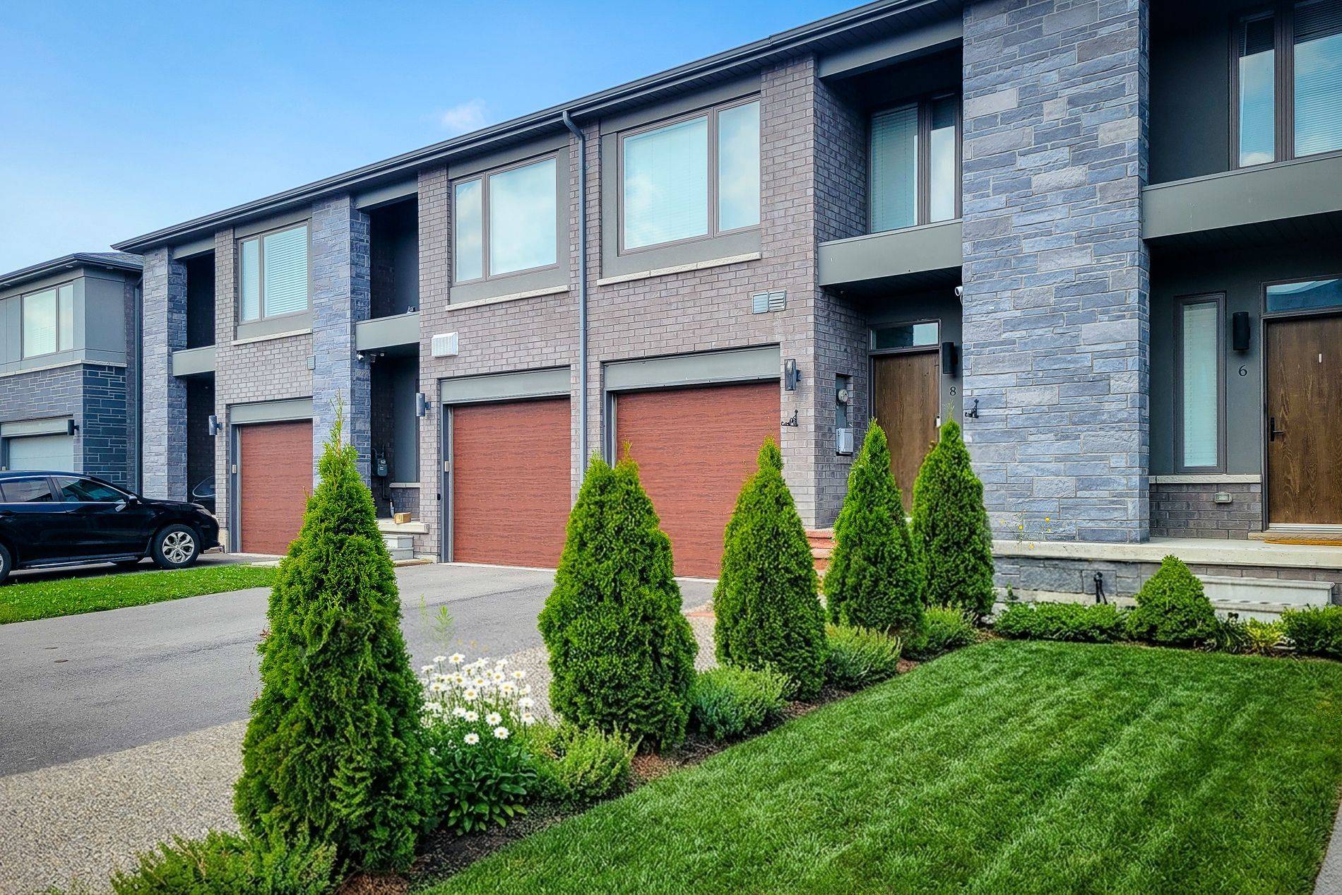 8 Bedrock DR, Hamilton, ON L8J 0K6