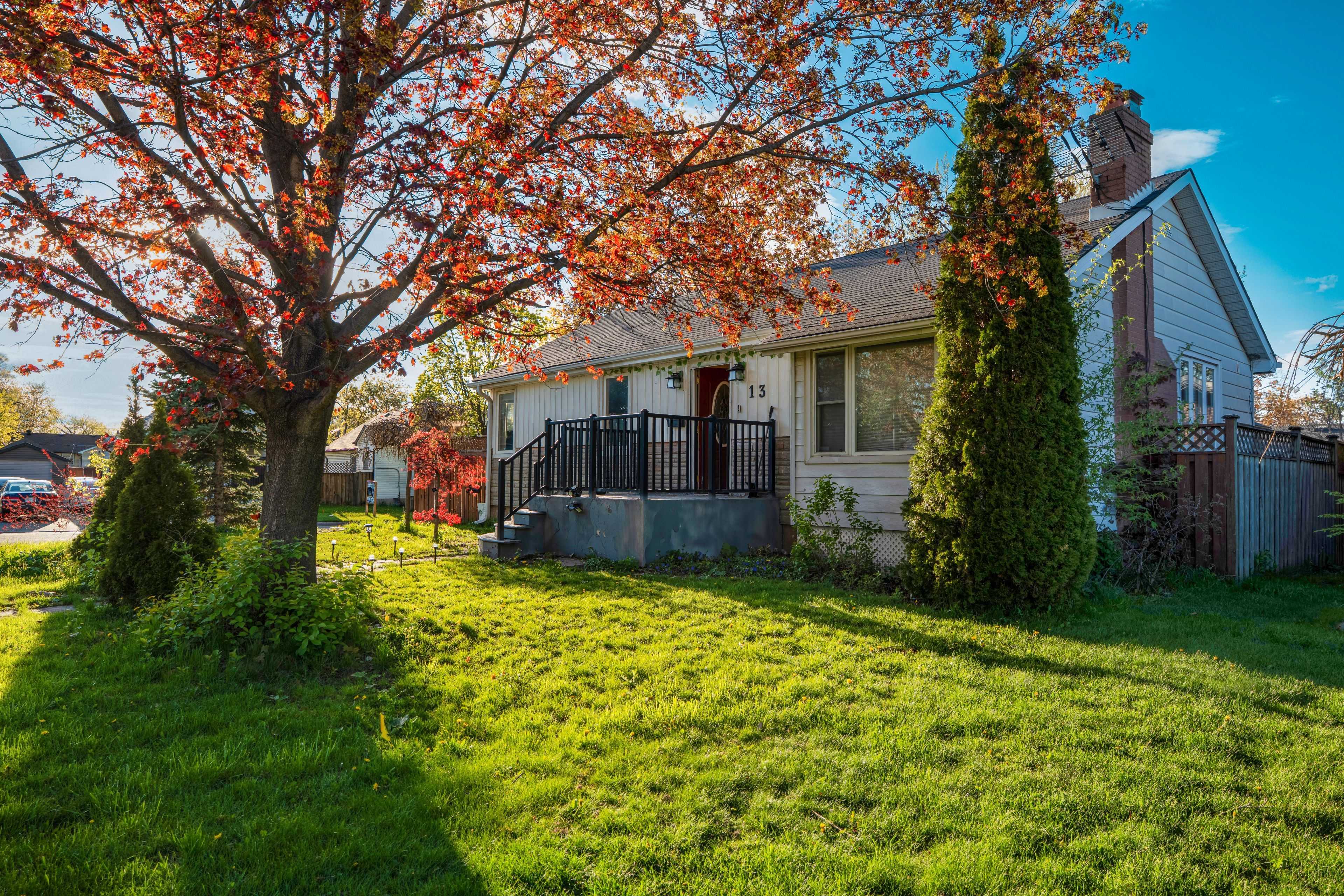 13 Foster RD, Mississauga, ON L4T 1C3