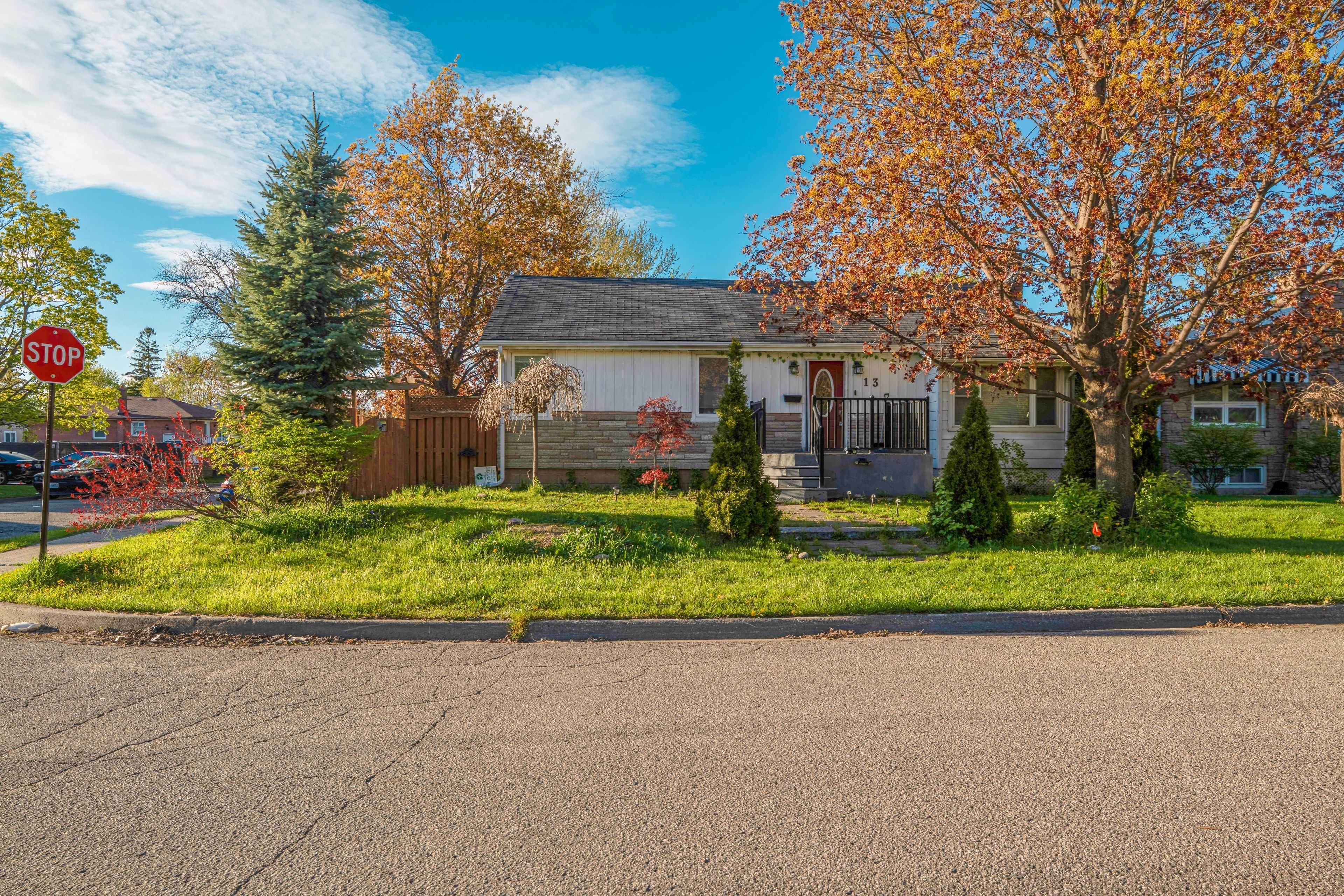 13 Foster RD, Mississauga, ON L4T 1C3