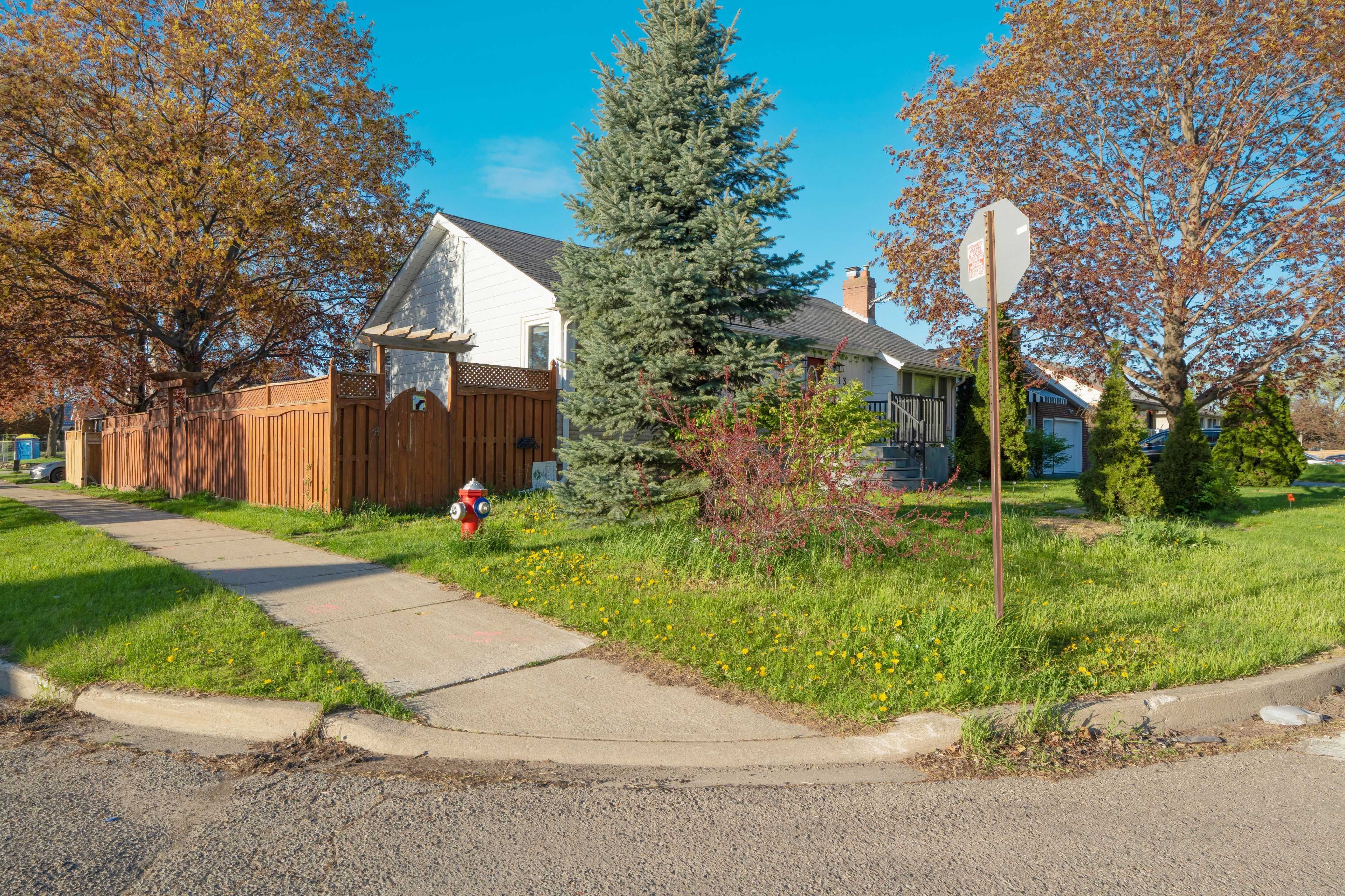 13 Foster RD, Mississauga, ON L4T 1C3