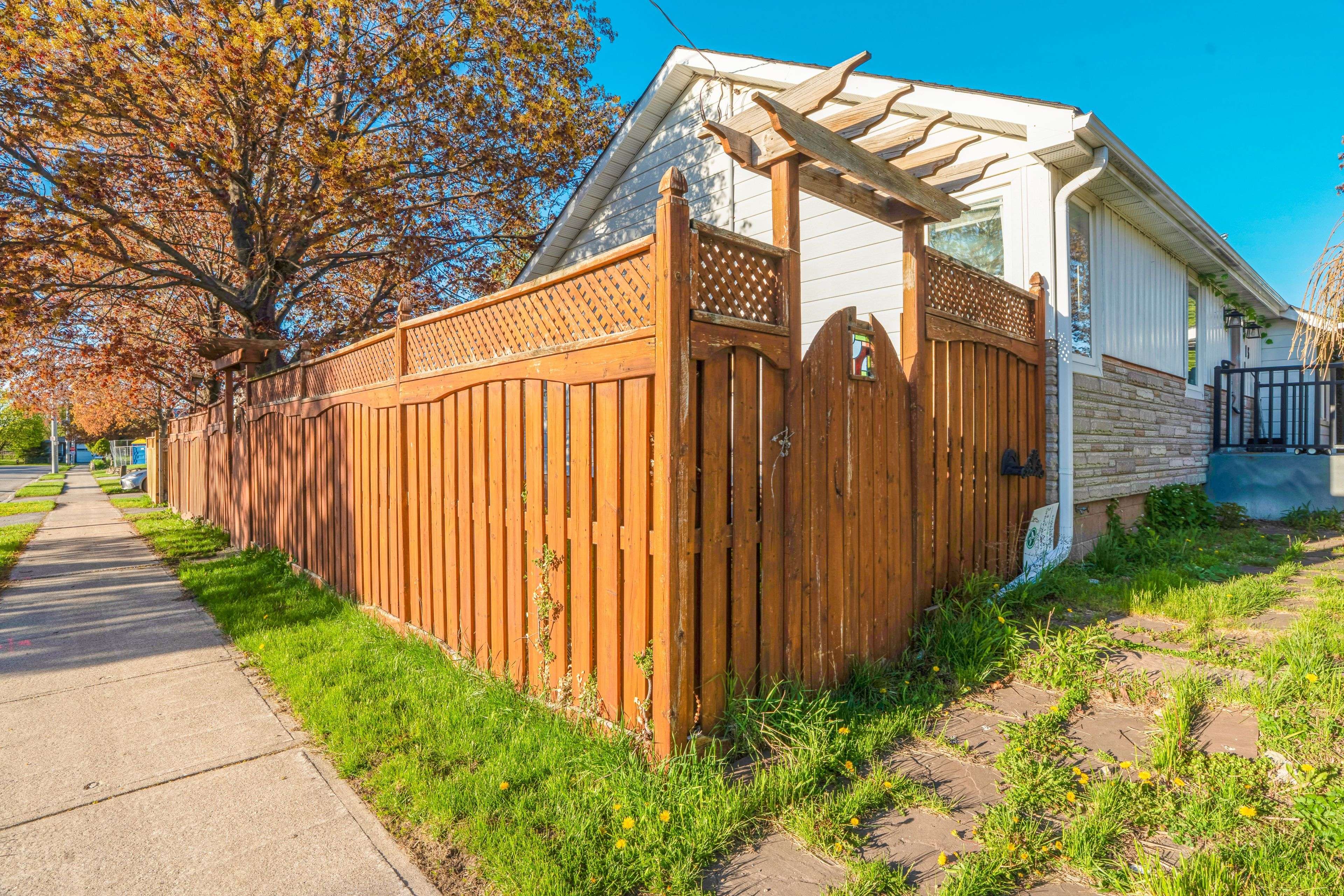 13 Foster RD, Mississauga, ON L4T 1C3