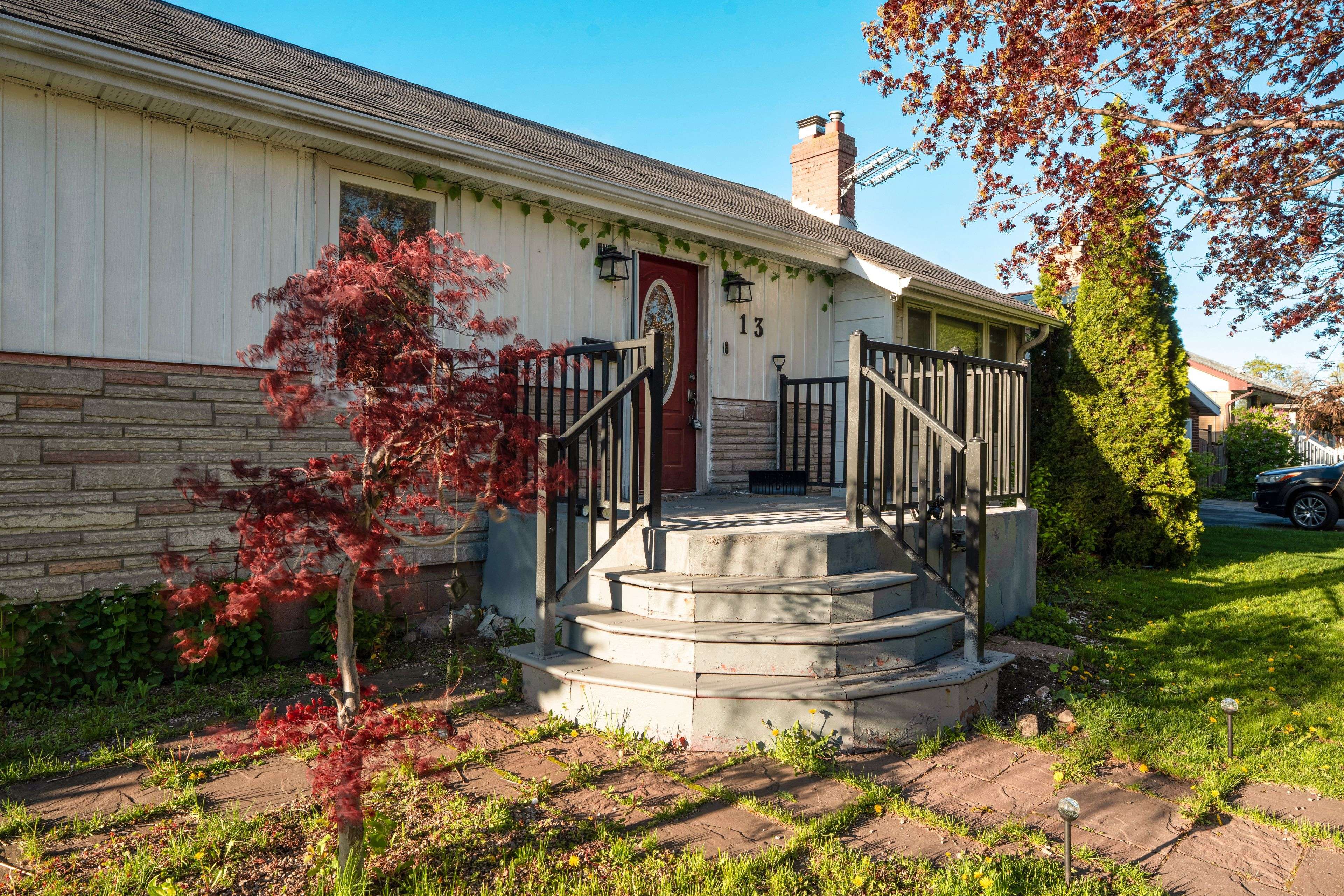 13 Foster RD, Mississauga, ON L4T 1C3