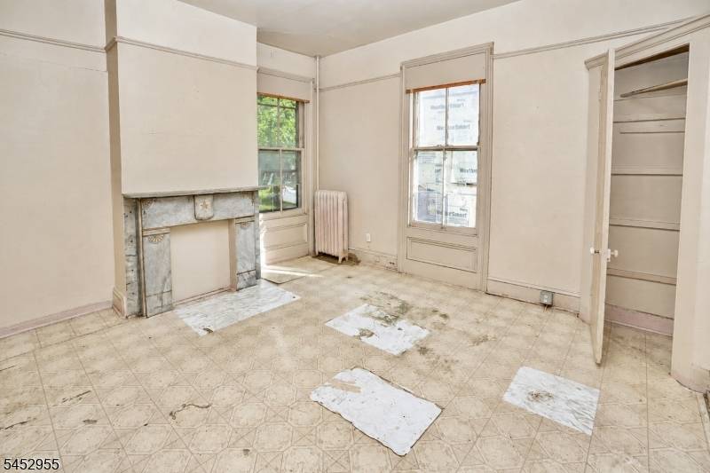 27 Augusta St, Irvington Twp., NJ 07111