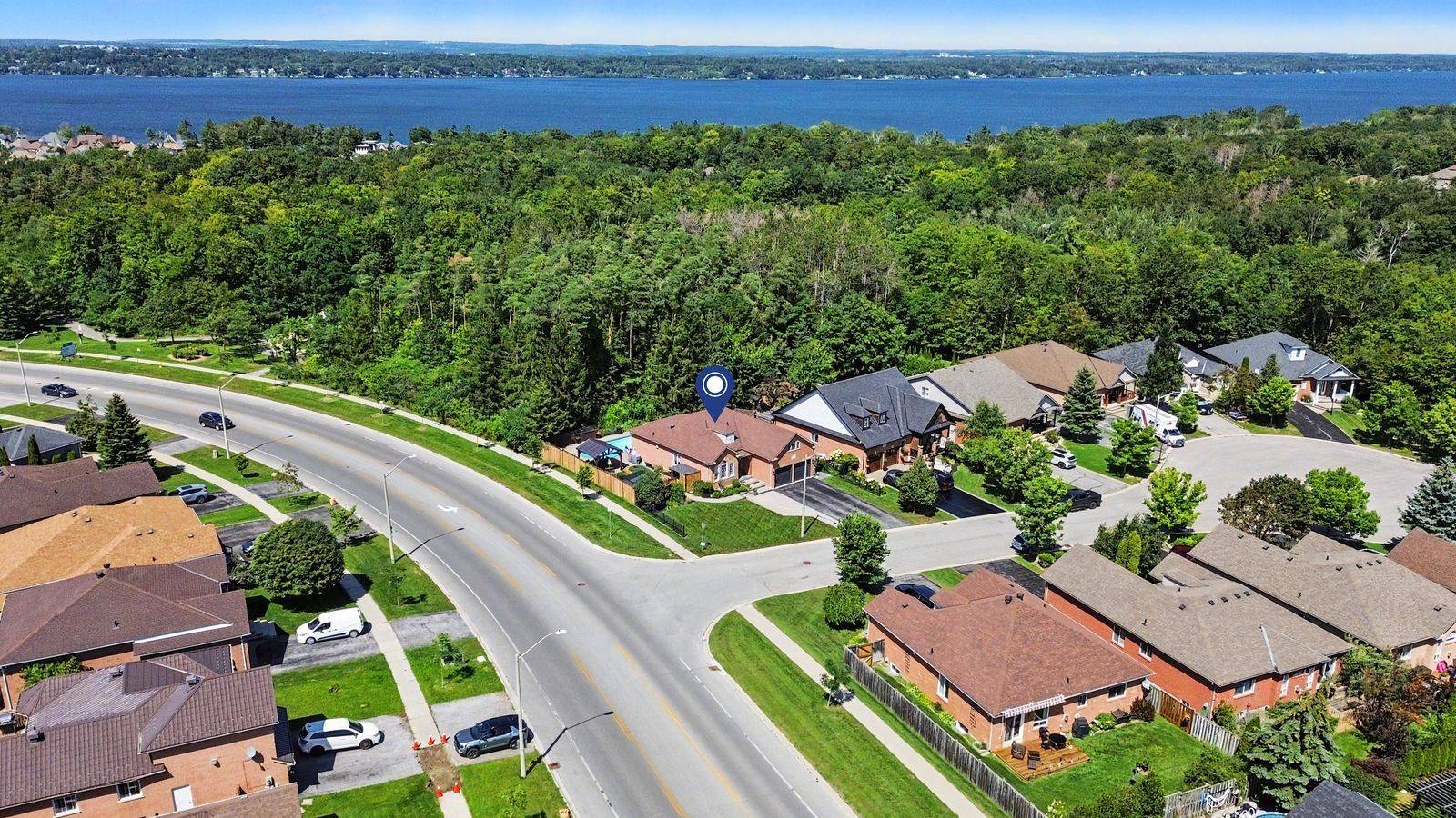 2 Purt CT, Barrie, ON L4N 9K7