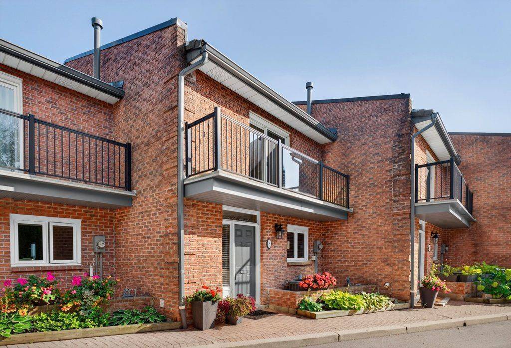 2136 Old Lakeshore RD #8, Burlington, ON L7R 1A3