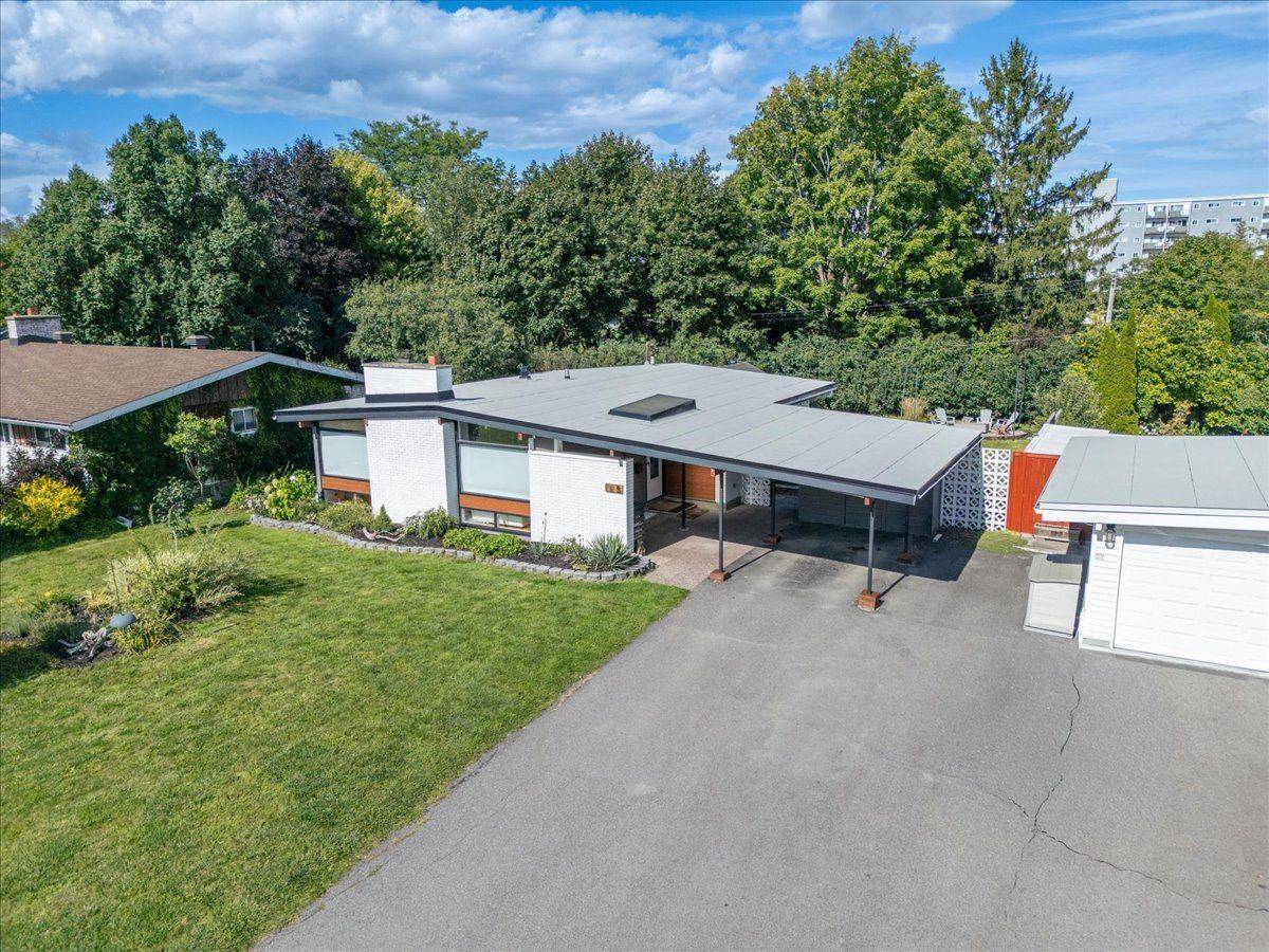 5 Beliveau ST, Cityview - Parkwoods Hills - Rideau Shore, ON K2E 5L2