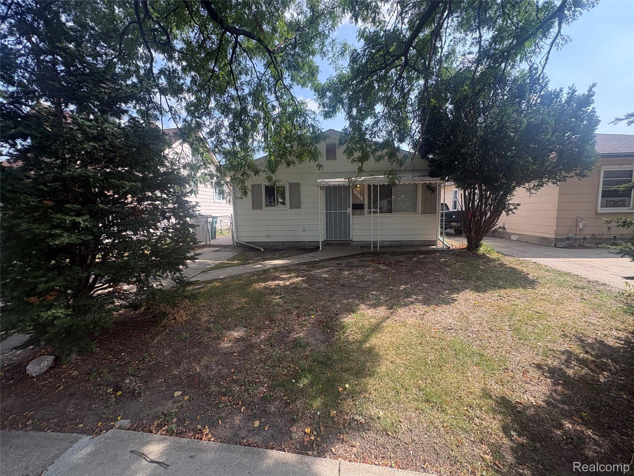 1026 E Evelyn AVE, Hazel Park, MI 48030