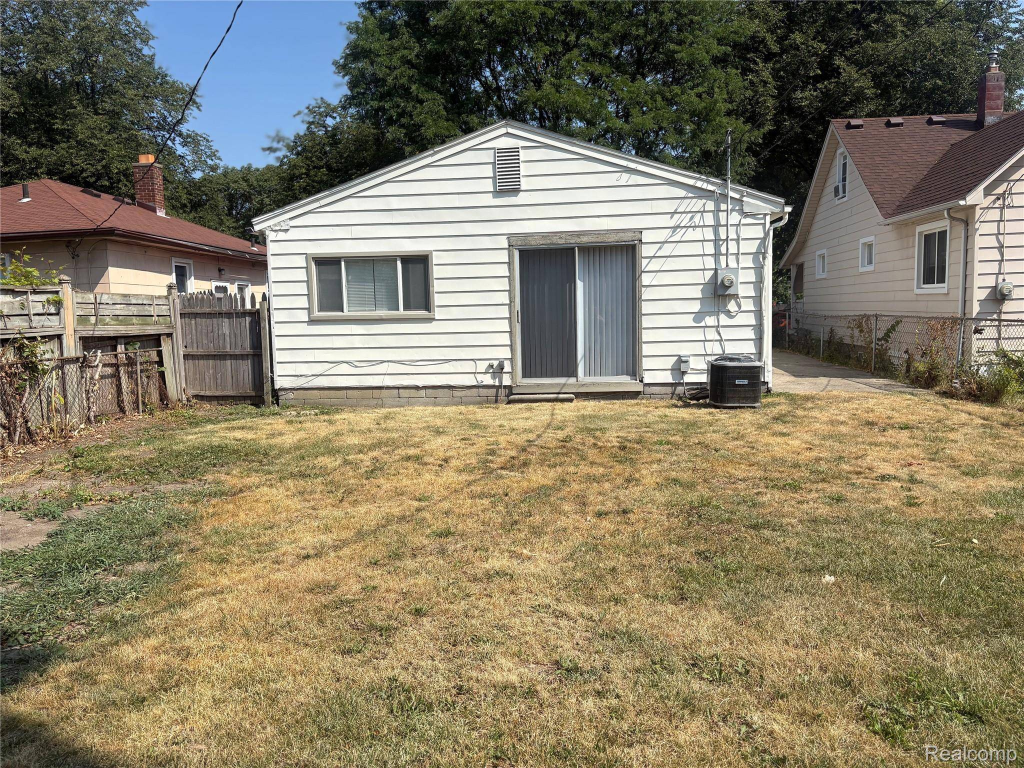 1026 E Evelyn AVE, Hazel Park, MI 48030