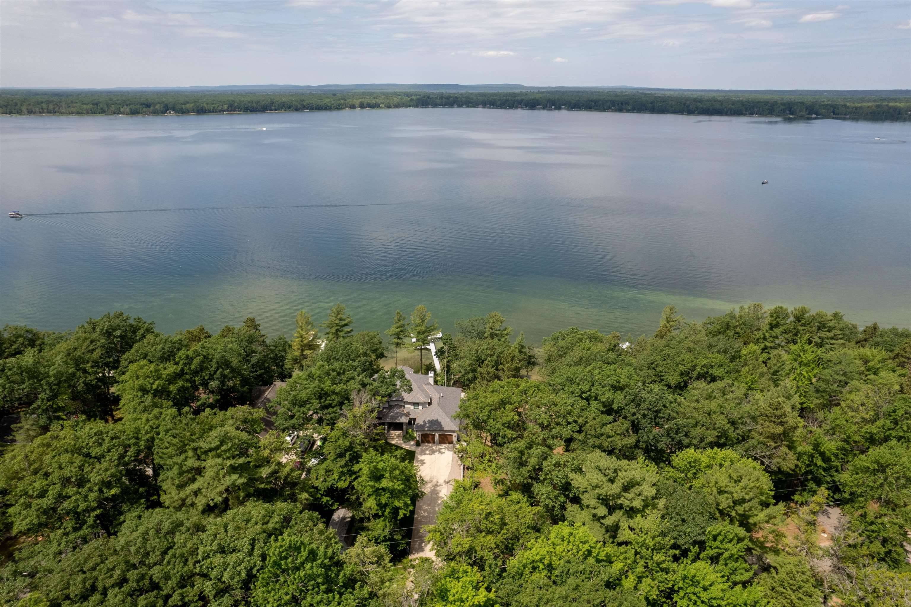 5568 Lakeview DR, Green Lake Twp, MI 49643