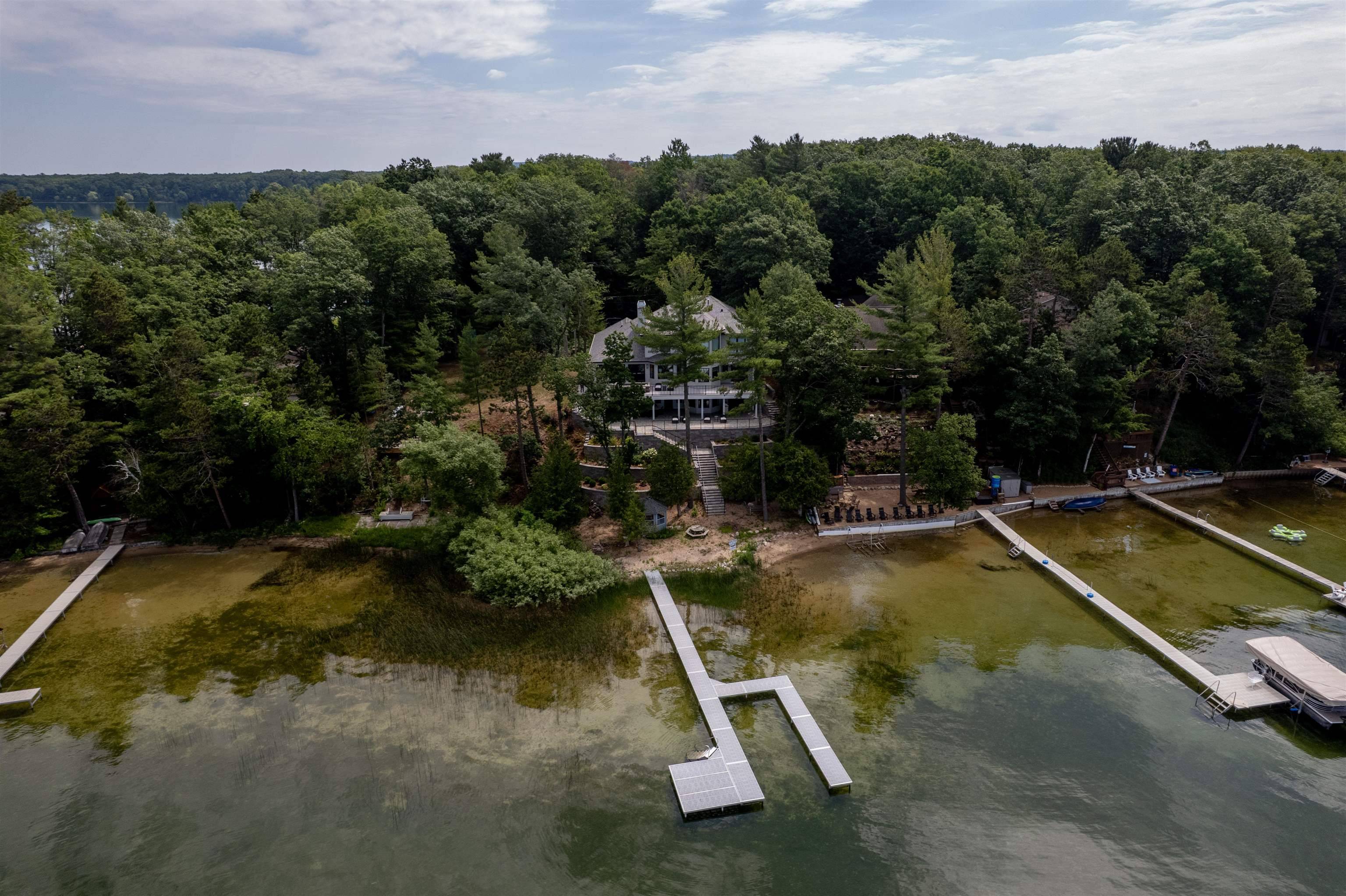 5568 Lakeview DR, Green Lake Twp, MI 49643