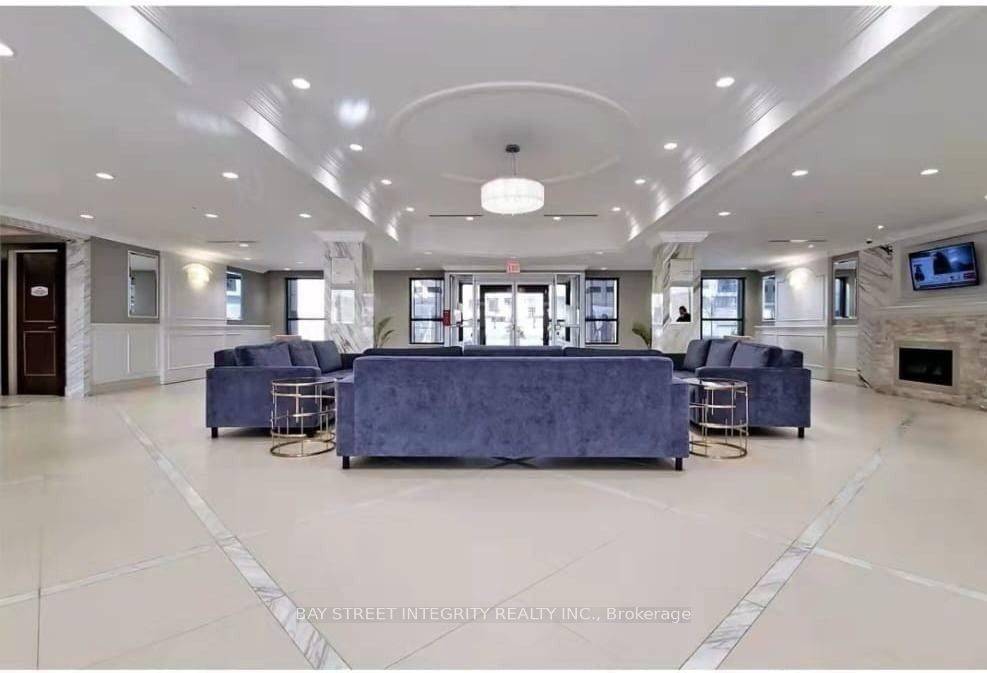 38 Cedarland DR #701, Markham, ON L6G 0G7