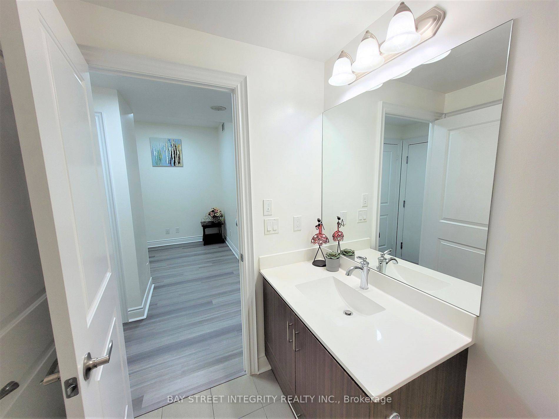 38 Cedarland DR #701, Markham, ON L6G 0G7