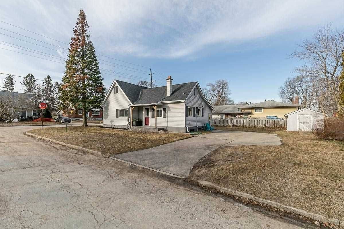 46 Campbell AVE #2, Barrie, ON L4N 2T4