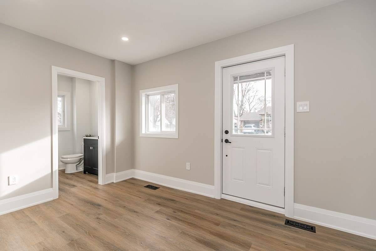 46 Campbell AVE #2, Barrie, ON L4N 2T4