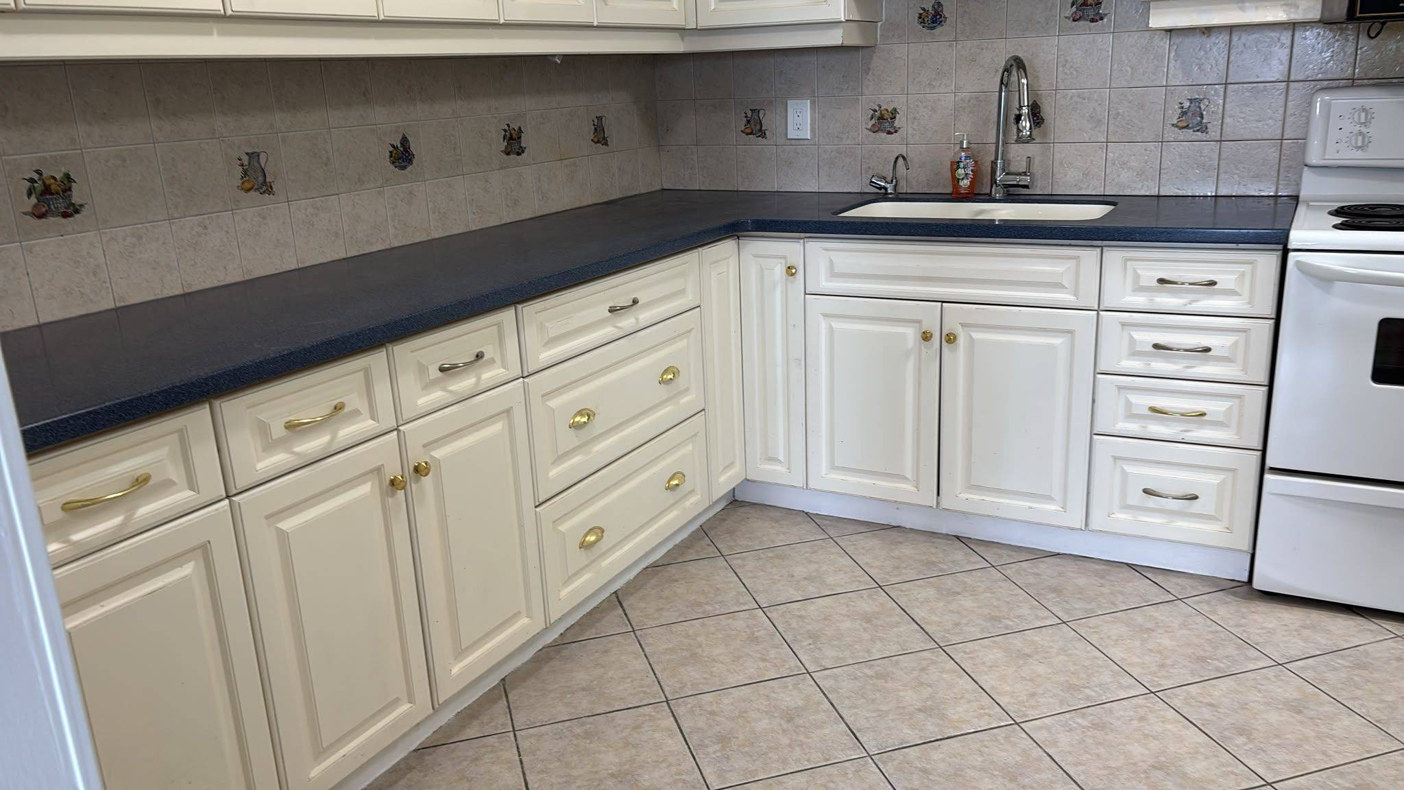 85 Emmett AVE #1810, Toronto W04, ON M6M 5A2