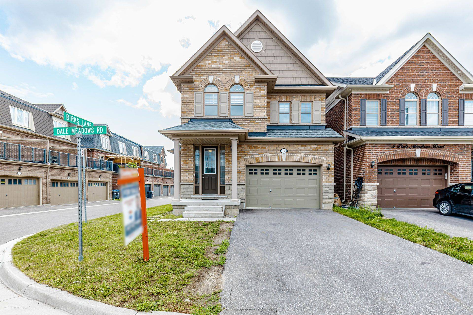 3 DALE MEADOWS RD, Brampton, ON L7A 4Z9