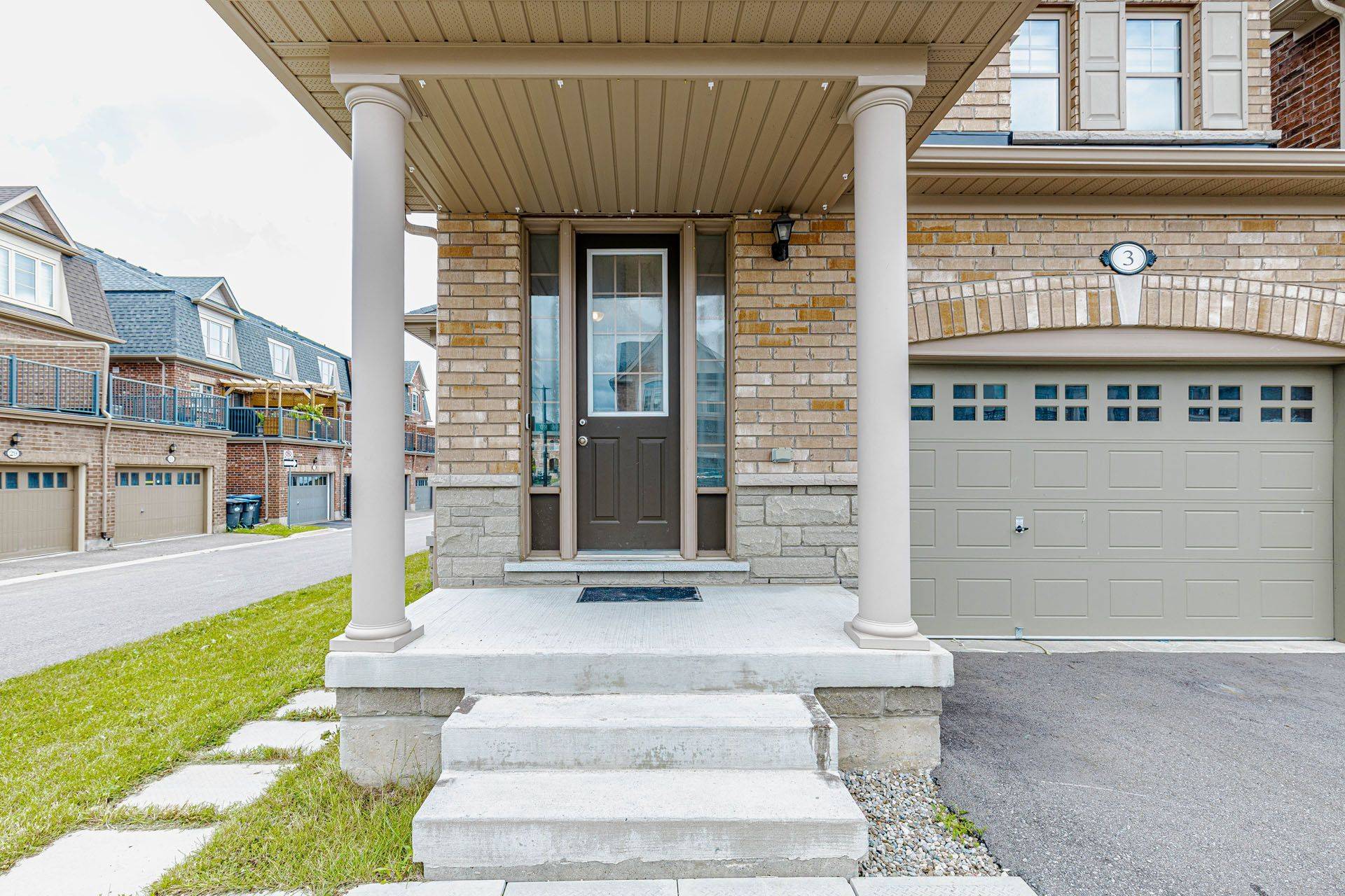 3 DALE MEADOWS RD, Brampton, ON L7A 4Z9