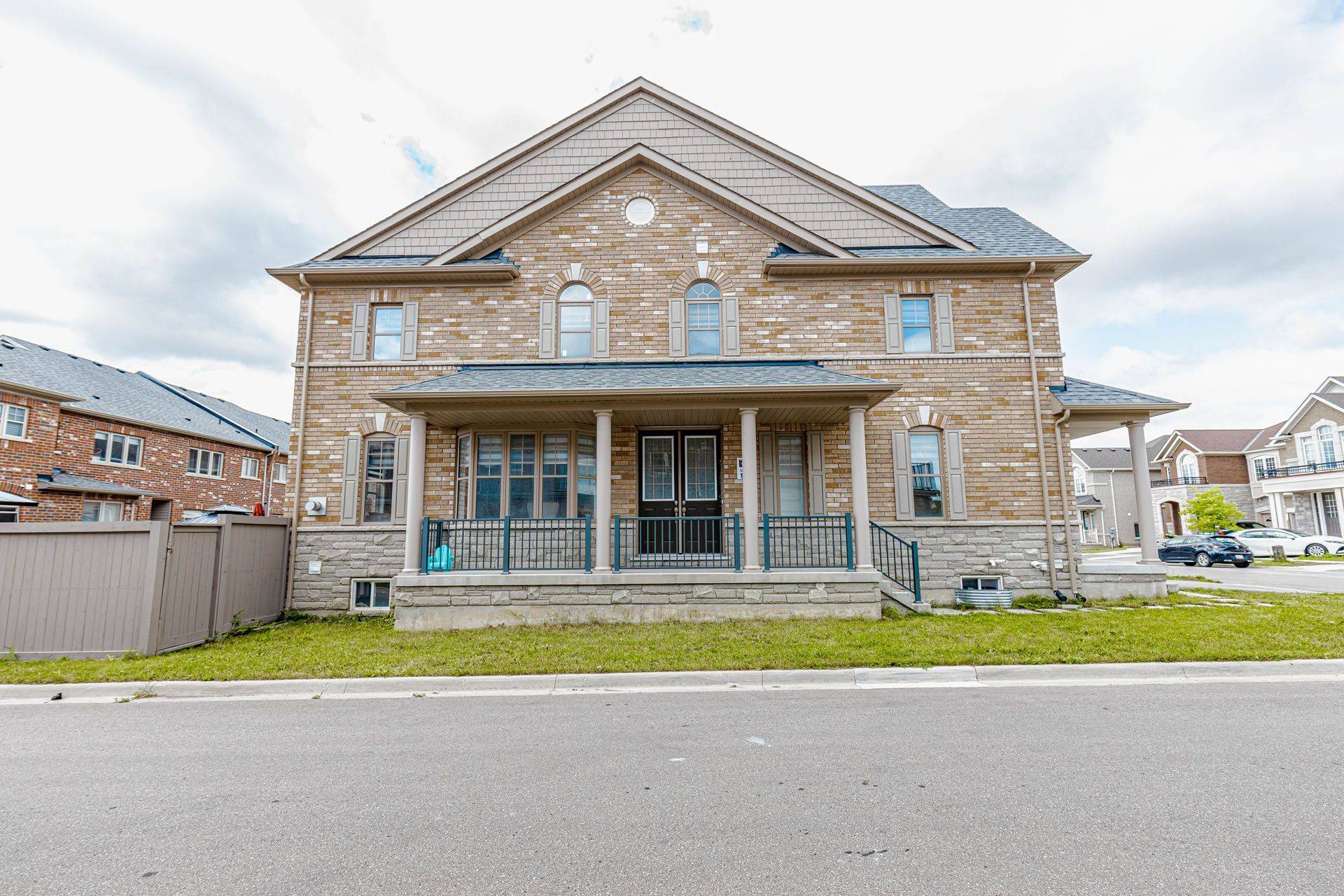 3 DALE MEADOWS RD, Brampton, ON L7A 4Z9