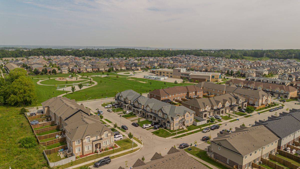 11 Cooley GRV, Hamilton, ON L9K 0J7