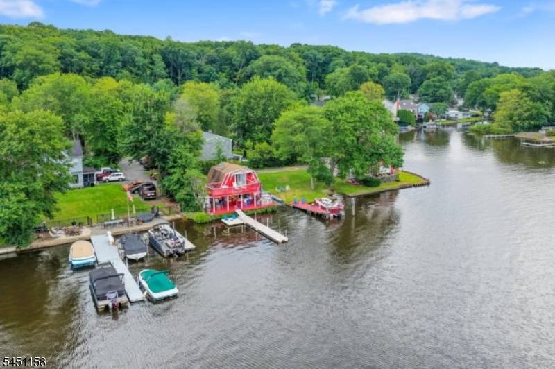 8 Shallow Cove Rd, Jefferson Twp., NJ 07849