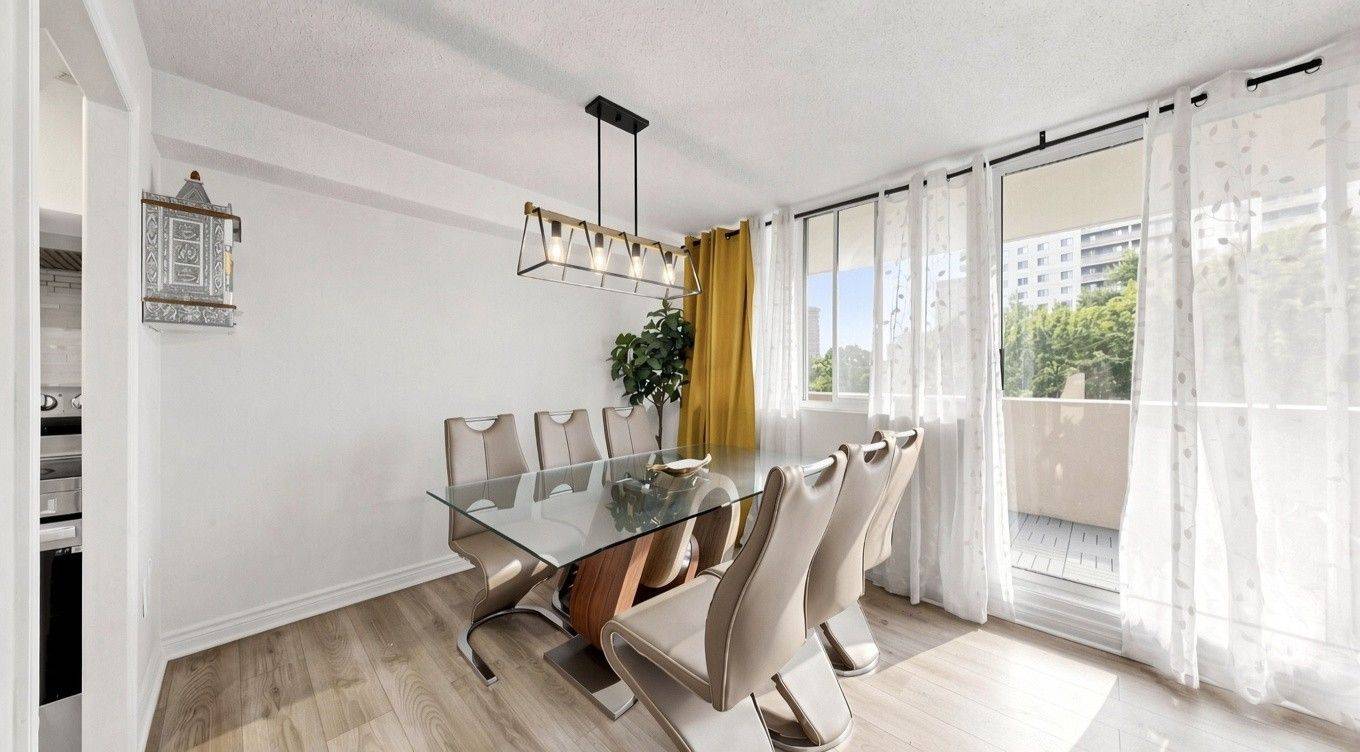 3590 Kaneff CRES #313, Mississauga, ON L5A 3X3