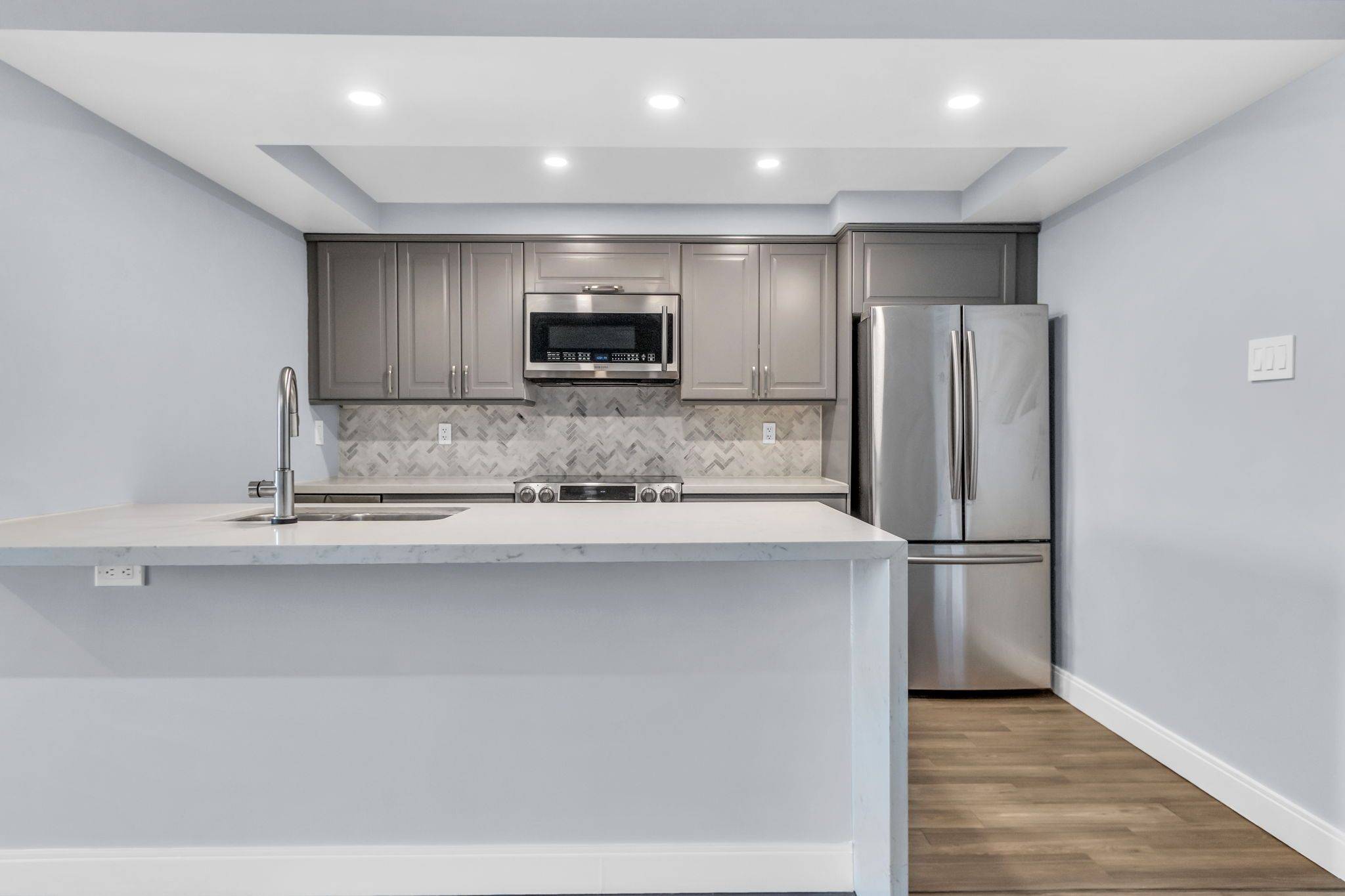 356 Mcrae DR #406, Toronto C11, ON M4G 4G4