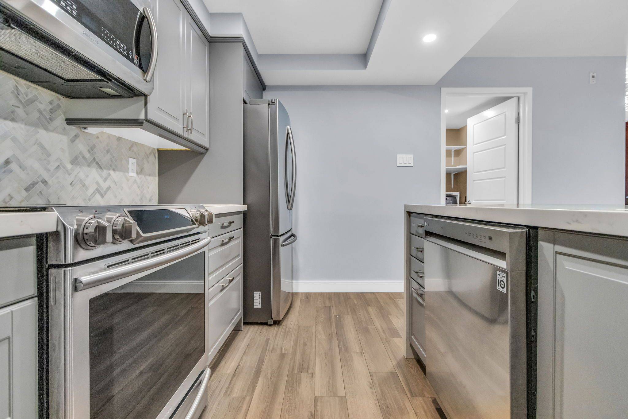 356 Mcrae DR #406, Toronto C11, ON M4G 4G4