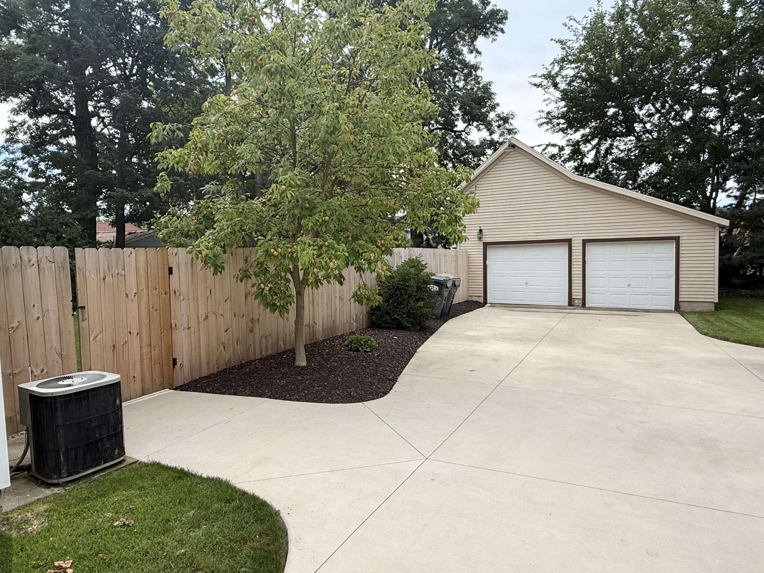 114 Cedar ST, Paw Paw Vllg, MI 49079