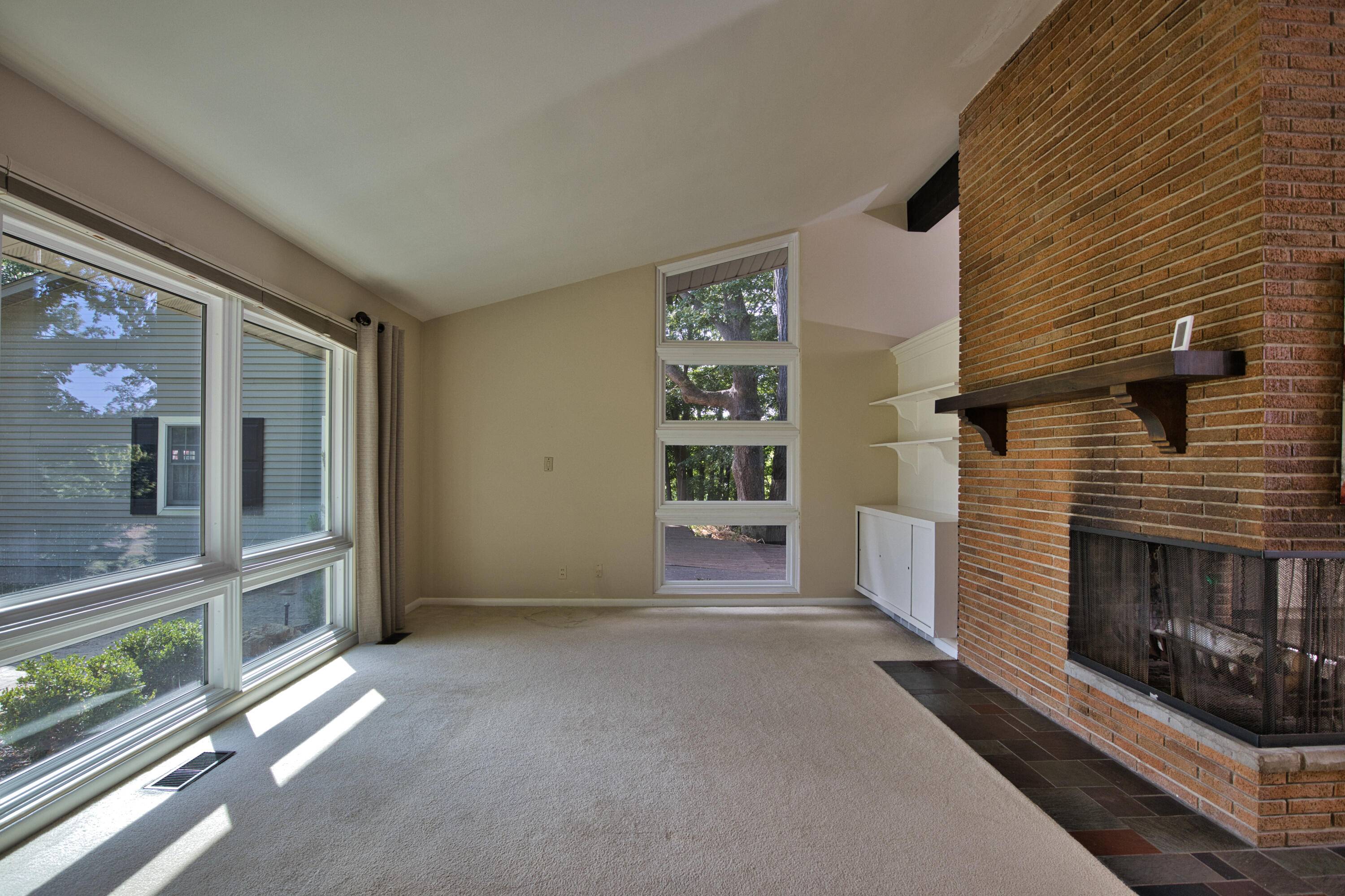 8683 Club House DR, Hamburg Twp, MI 48116