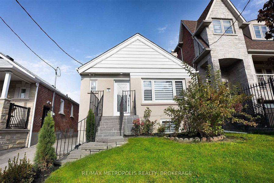 44 Ypres RD, Toronto W03, ON M6M 1N9