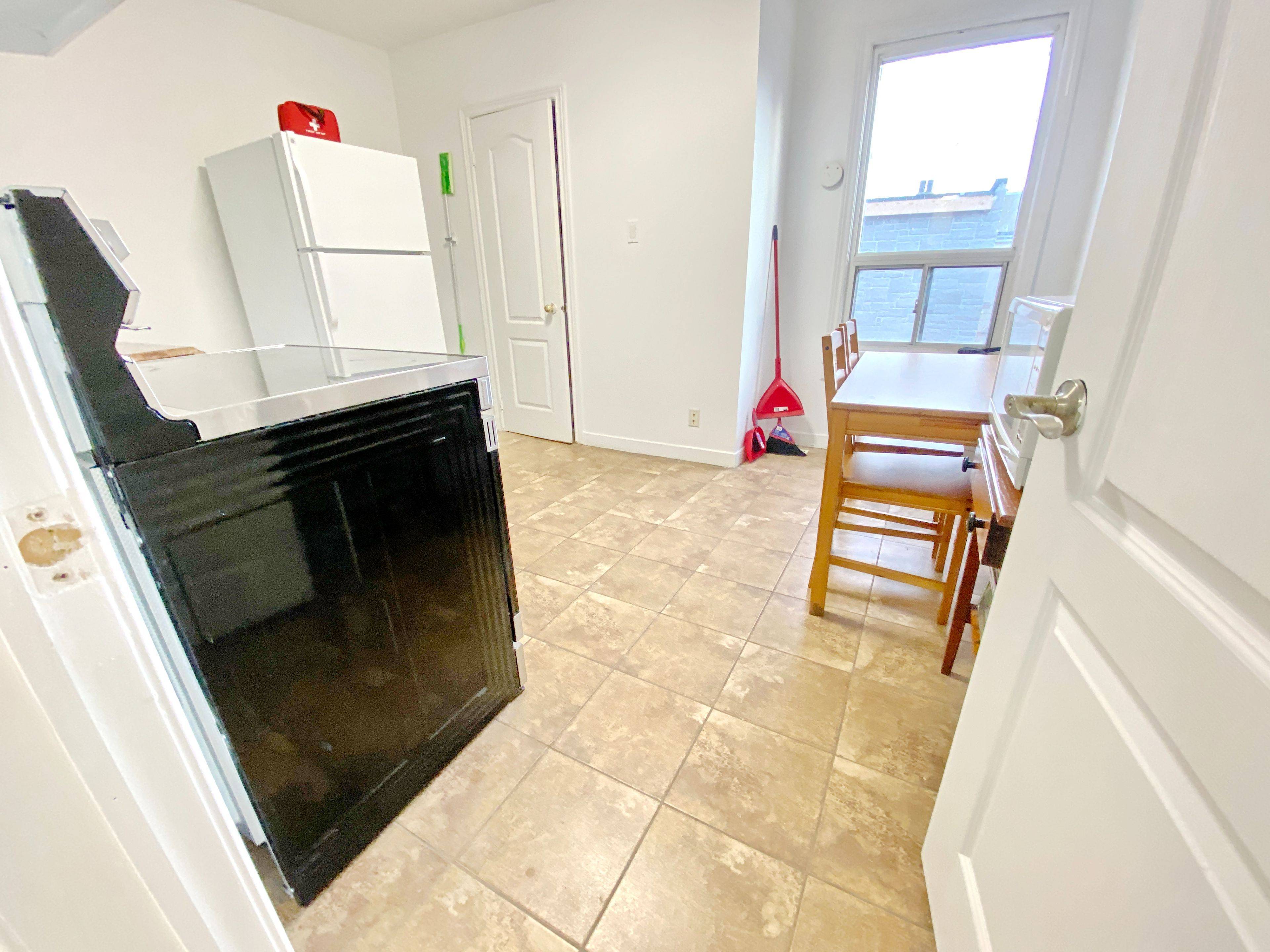 81 Hallam ST #Room 201, Toronto W02, ON M6H 1W7