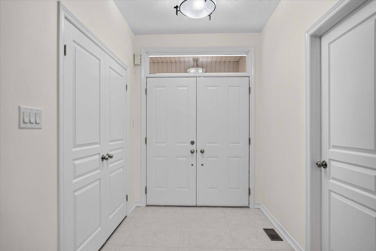 8 Monkton CIR, Brampton, ON L6Y 0X1