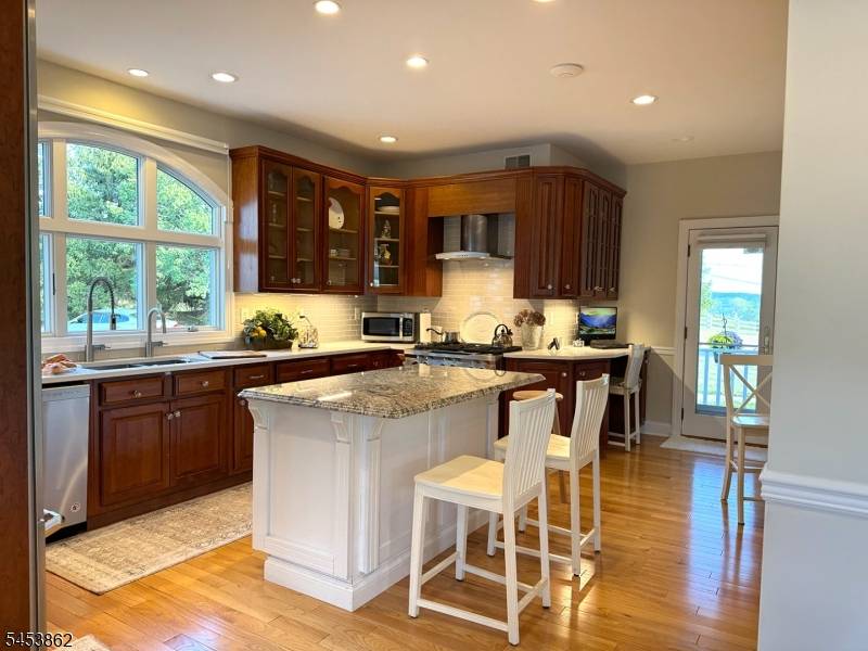 2 Glencree Ln, Clinton Twp., NJ 08833