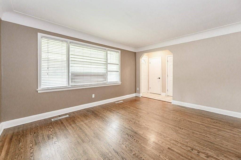 305 Mohawk RD E, Hamilton, ON L9A 2J5