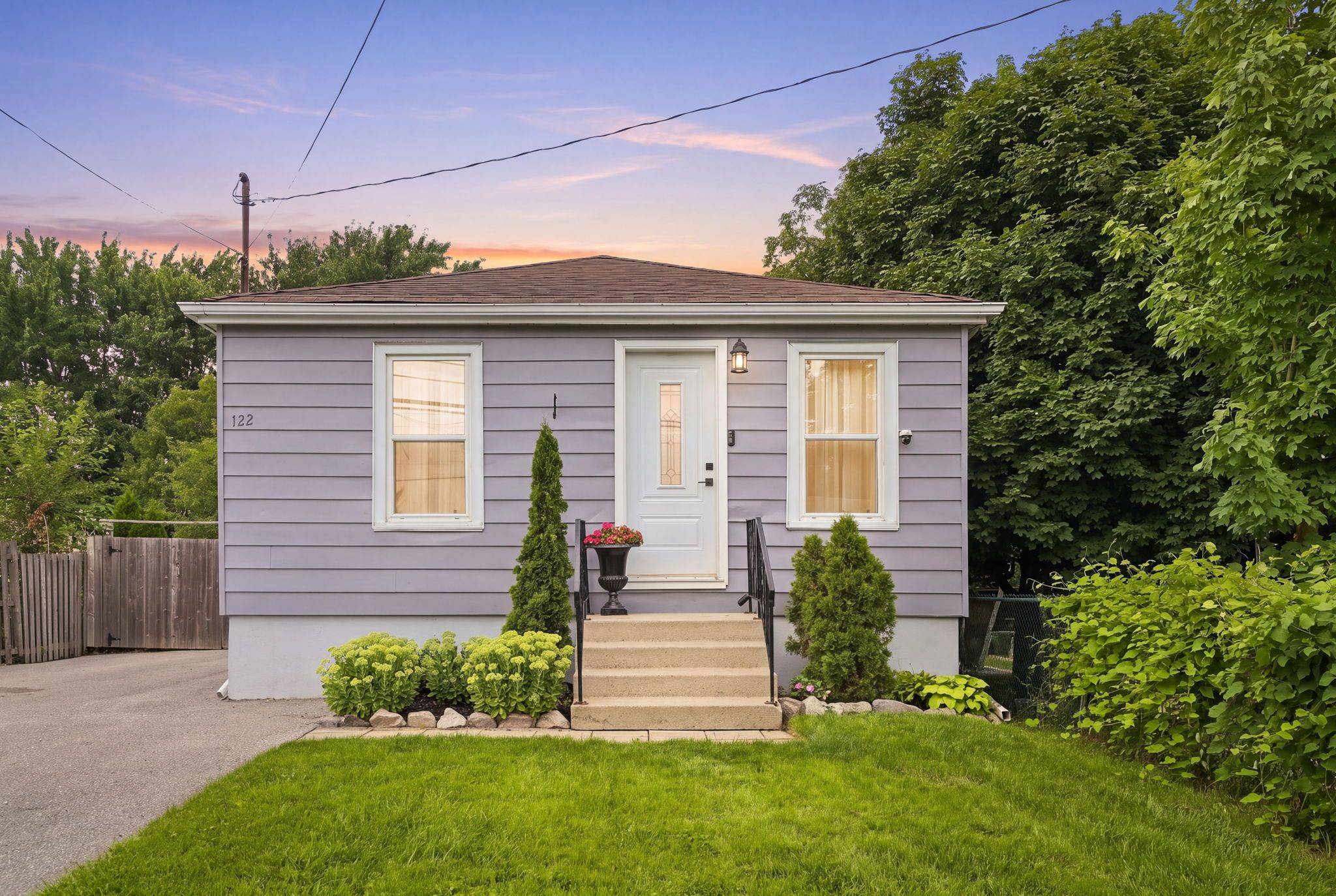 122 Limeridge RD W, Hamilton, ON L9C 2V2