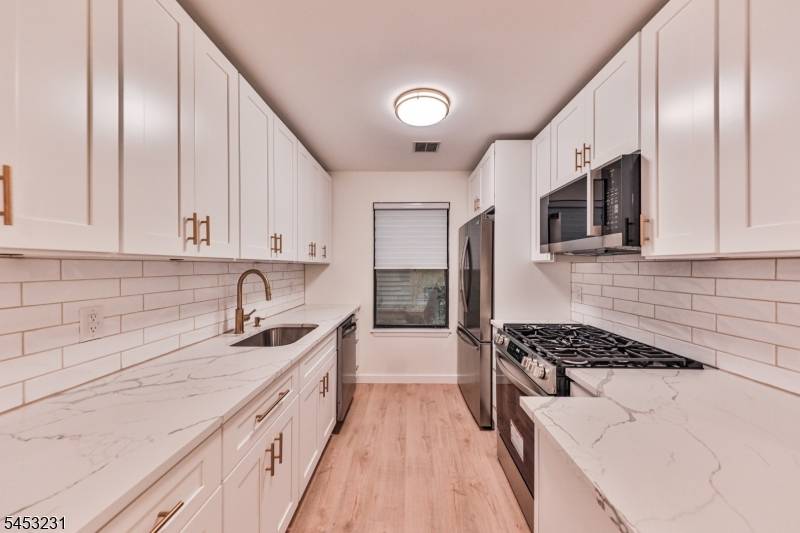 813 Spruce Hills Dr, Glen Gardner Boro, NJ 08826