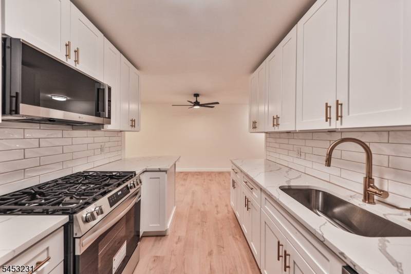 813 Spruce Hills Dr, Glen Gardner Boro, NJ 08826